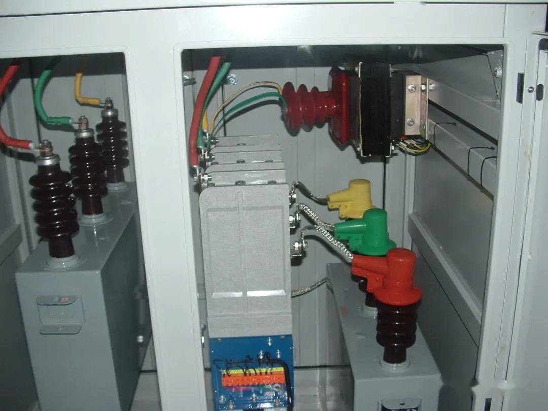 配電室中有哪些類(lèi)型的低壓配電柜電壓？配電柜主要內(nèi)部組件是什么？