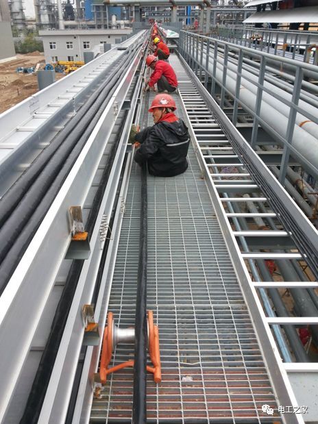 一條完成開關(guān)柜安裝，電纜橋架施工，電纜敷設(shè)及布線施工，照明配電箱施工