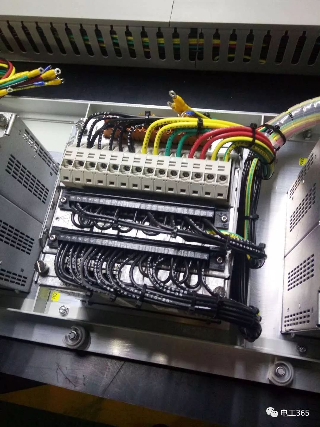 太好了。改進版本配電柜內(nèi)部結(jié)構(gòu)完整分析