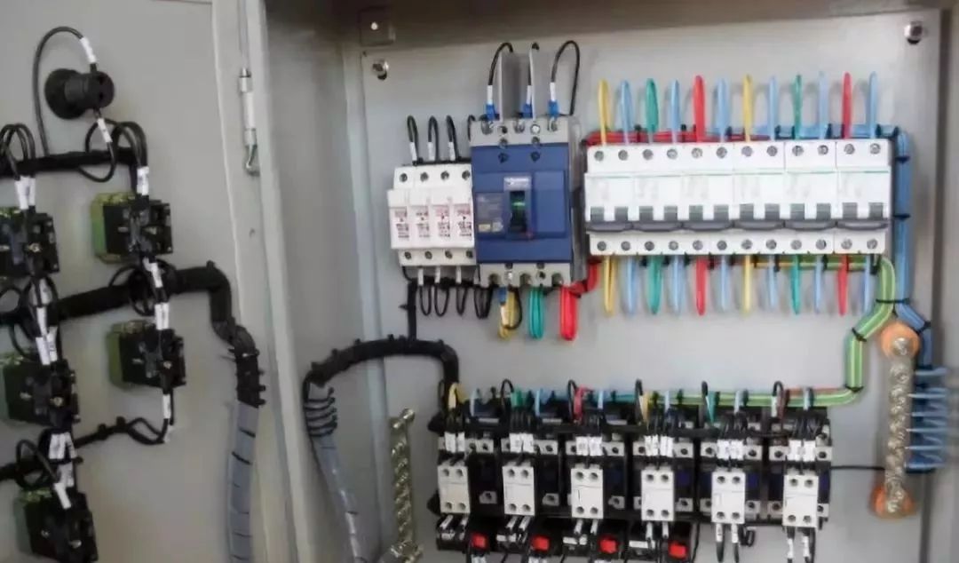 如果計(jì)算機(jī)房沒有配電箱，會(huì)發(fā)生什么？