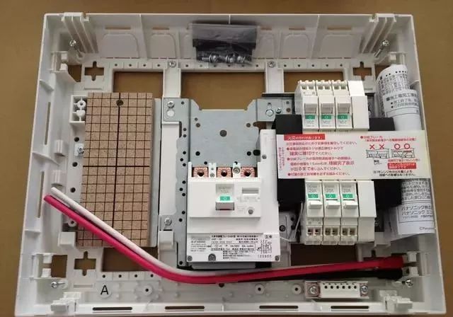 為什么日本家庭使用40年的單件配電箱而我們?nèi)匀辉诂F(xiàn)場(chǎng)組裝它？
