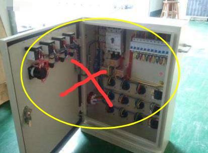 老電工把配電箱安裝在墻內(nèi)。曬太陽(yáng)太聰明了。