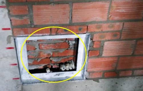 老電工把配電箱安裝在墻內(nèi)。曬太陽(yáng)太聰明了。