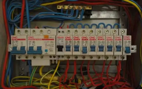 家庭配電箱分配如何合理？這種裝置確保你的家在50年內(nèi)不會(huì)被絆倒。