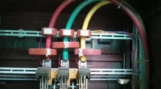你知道為什么配電箱有些配有1、2或3個電流互感器嗎？