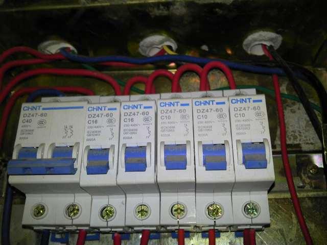 家居裝飾配電箱如何分配丟失的保險更合適？難怪人們總是回家旅游。原來這里有一個錯誤的裝置。