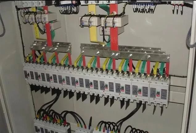 配電箱標(biāo)準(zhǔn)、接線方法、安裝方法和分類等。被詳細(xì)描述并且一次清楚。