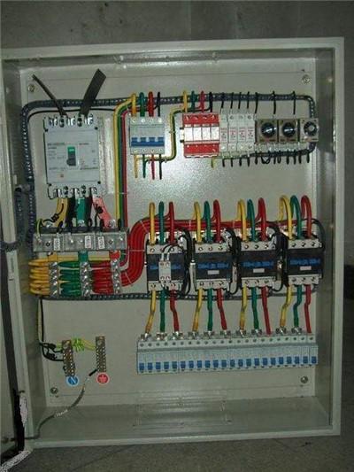 配電箱帶漏電保護(hù)或空？只有有這么多漏洞和空的開(kāi)口才是安全的。這太實(shí)際了。