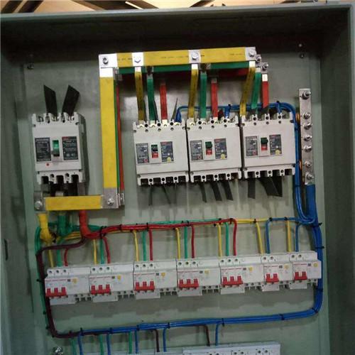 配電箱帶漏電保護(hù)或空？只有有這么多漏洞和空的開(kāi)口才是安全的。這太實(shí)際了。