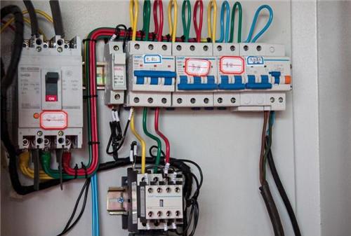 配電箱帶漏電保護(hù)或空？只有有這么多漏洞和空的開(kāi)口才是安全的。這太實(shí)際了。