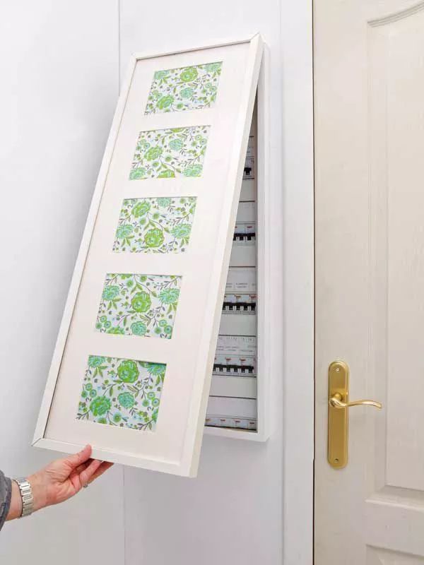 你家人的配電箱隱藏得好嗎？新房子的裝飾看起來很漂亮，因為做得很好。