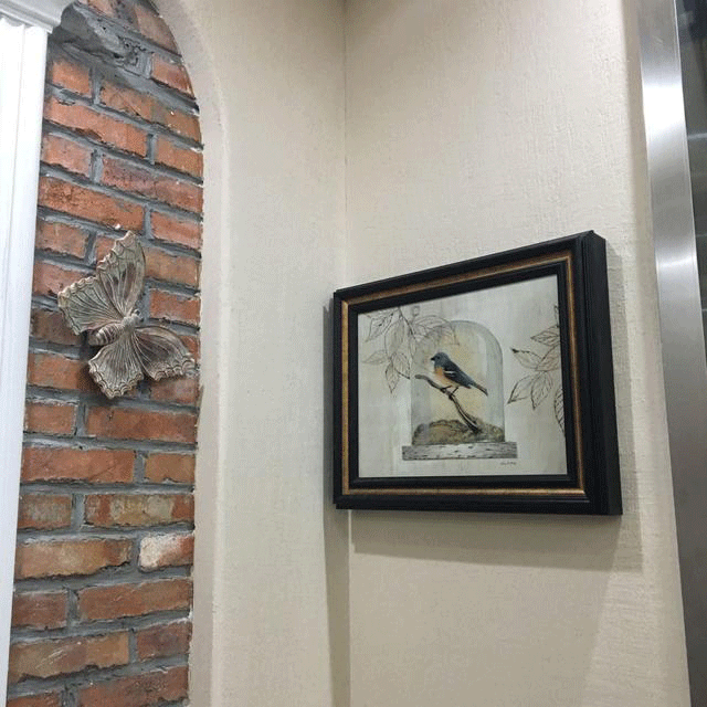 你家人的配電箱隱藏得好嗎？新房子的裝飾看起來很漂亮，因為做得很好。