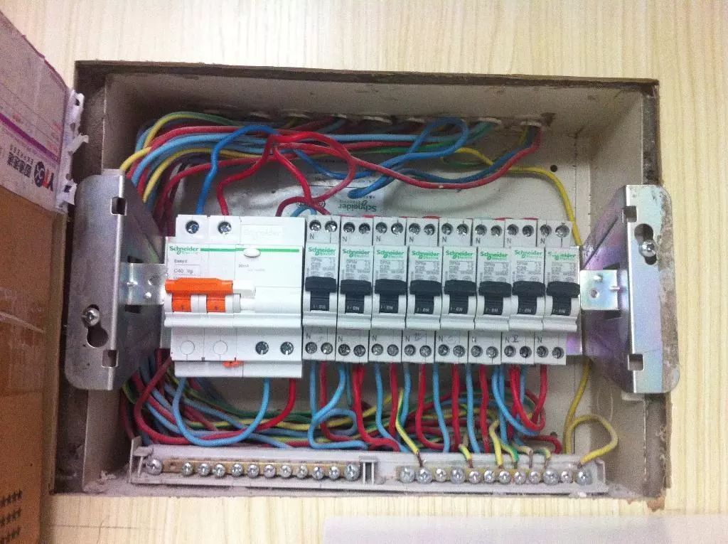 你家人的配電箱隱藏得好嗎？新房子的裝飾看起來很漂亮，因為做得很好。