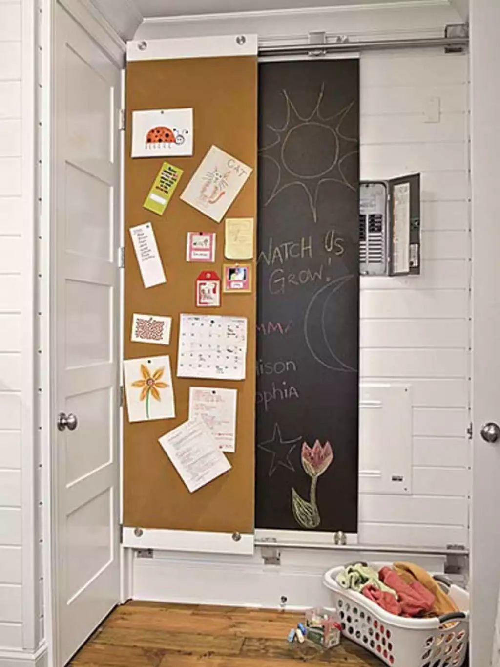 你家人的配電箱隱藏得好嗎？新房子的裝飾看起來很漂亮，因為做得很好。