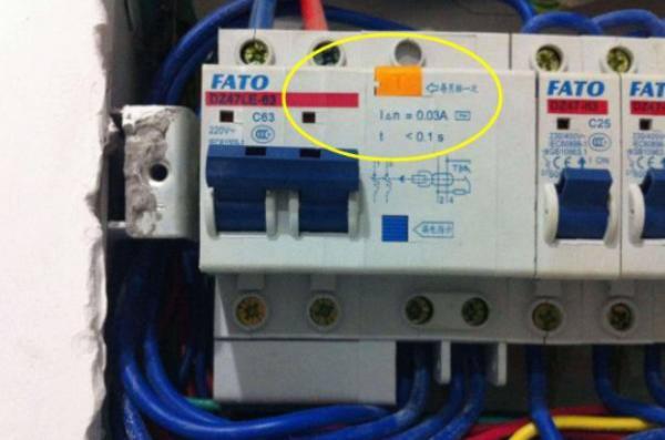 配電箱在此生命安全鍵中，務必記住每月按一次，事故會遲到