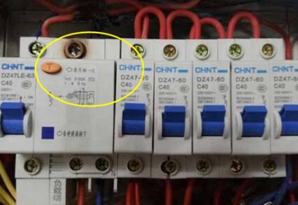 配電箱在此生命安全鍵中，務必記住每月按一次，事故會遲到
