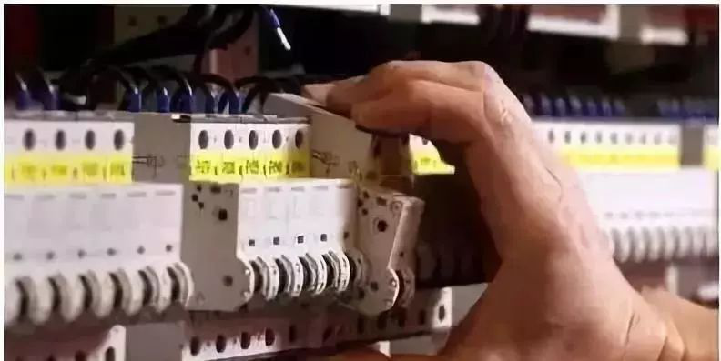 配電柜安裝禁忌:一個(gè)錯(cuò)誤往往會(huì)導(dǎo)致無(wú)盡的麻煩。