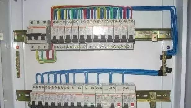 住宅建筑如何設(shè)計(jì)配電箱以及如何選擇空氣開關(guān)？目前是如何估計(jì)的？
