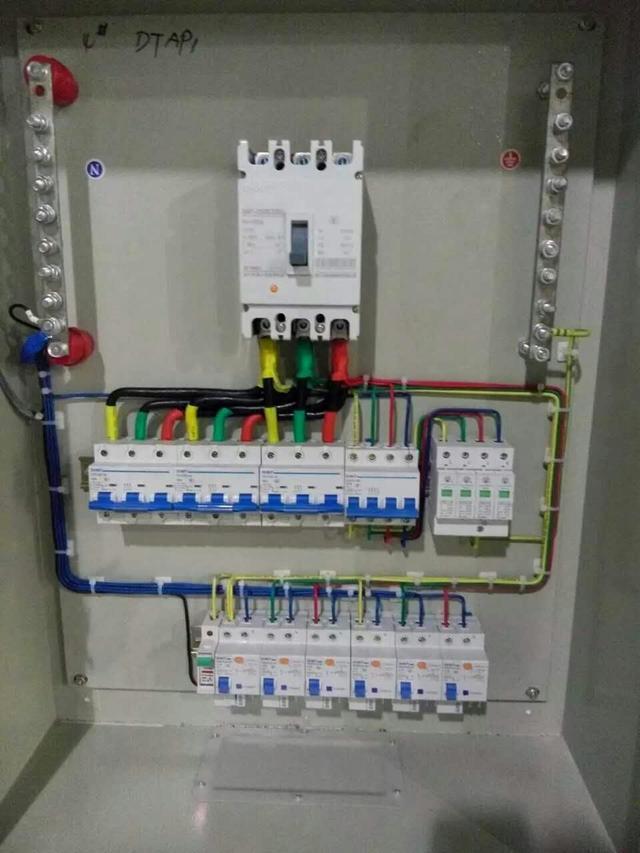 跟著師傅學做配電箱，看到師傅的手藝，我不好意思開始