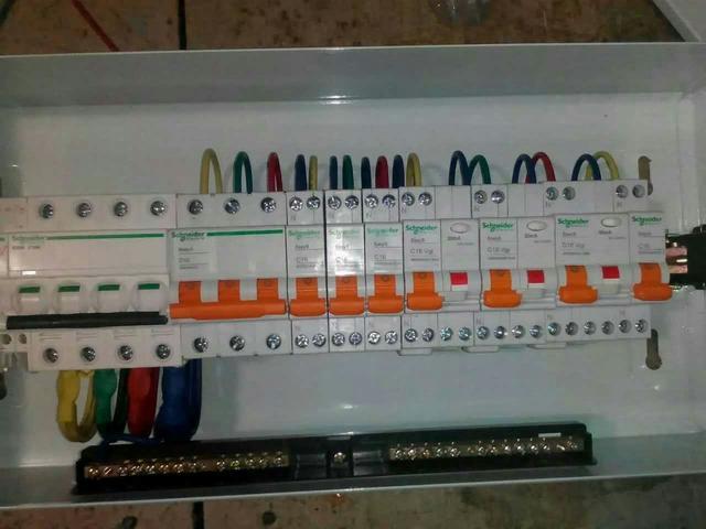 跟著師傅學做配電箱，看到師傅的手藝，我不好意思開始