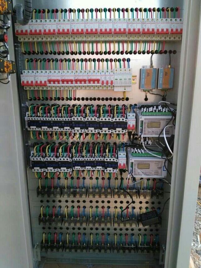 跟著師傅學做配電箱，看到師傅的手藝，我不好意思開始