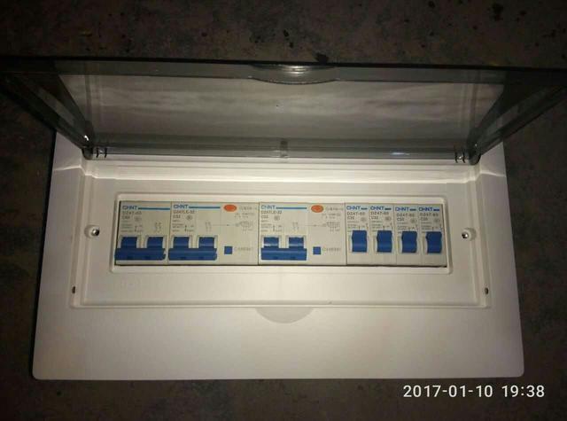 跟著師傅學做配電箱，看到師傅的手藝，我不好意思開始