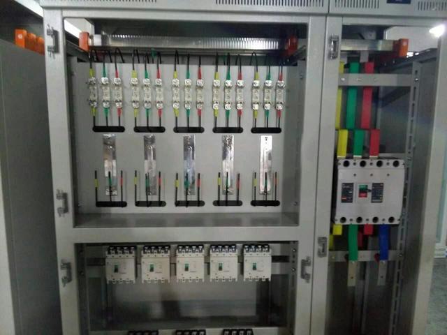 跟著師傅學做配電箱，看到師傅的手藝，我不好意思開始