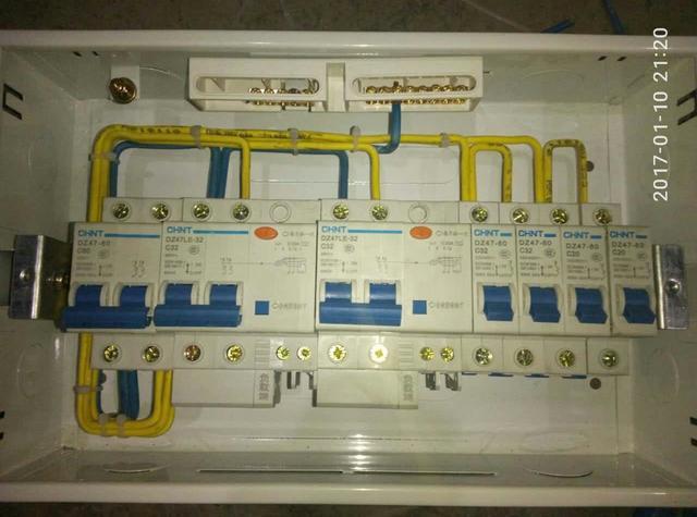 跟著師傅學做配電箱，看到師傅的手藝，我不好意思開始