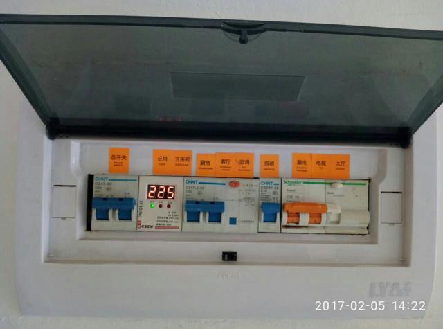 跟著師傅學做配電箱，看到師傅的手藝，我不好意思開始