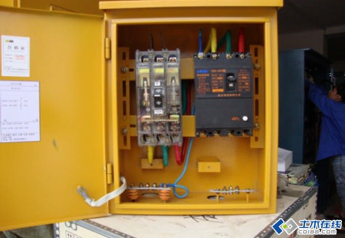 三級(jí)配電，二級(jí)保護(hù)，一機(jī)一閘一漏，一箱配電箱及施工要求