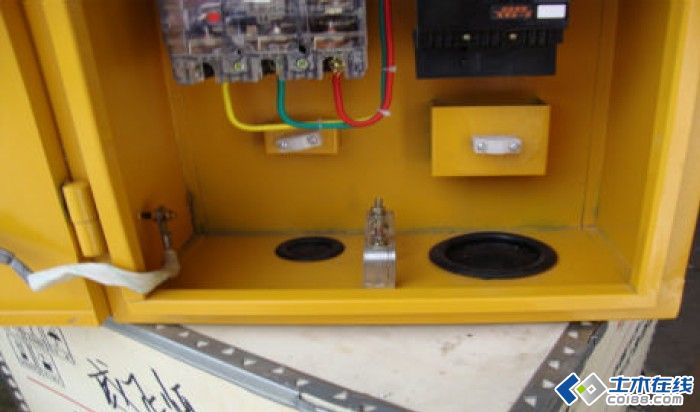 三級(jí)配電，二級(jí)保護(hù)，一機(jī)一閘一漏，一箱配電箱及施工要求