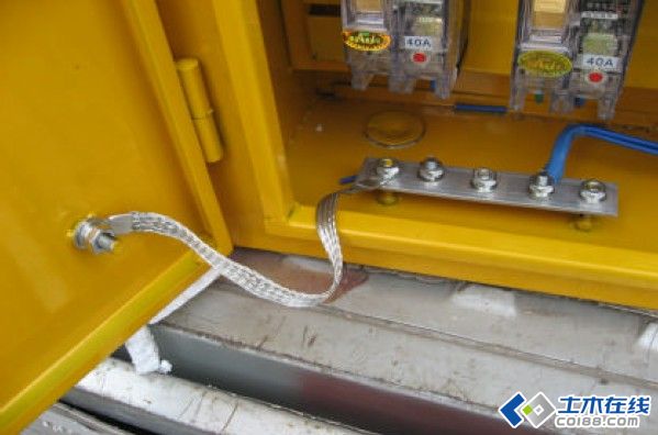 三級(jí)配電，二級(jí)保護(hù)，一機(jī)一閘一漏，一箱配電箱及施工要求