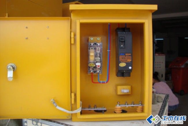 三級(jí)配電，二級(jí)保護(hù)，一機(jī)一閘一漏，一箱配電箱及施工要求