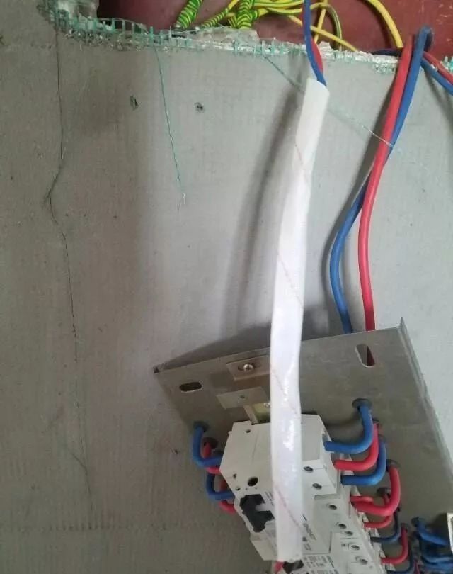 在一個建筑工地，一個建筑電工應該如何安裝一個居民配電箱！與新加入者分享