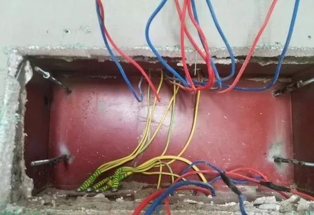 在一個建筑工地，一個建筑電工應該如何安裝一個居民配電箱！與新加入者分享